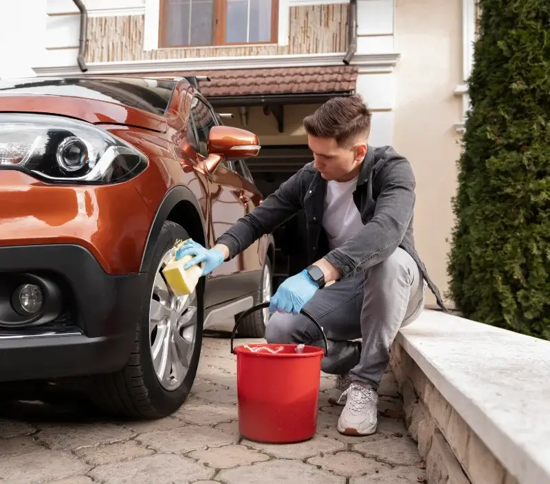 Lavage auto à domicile Saint-Priest-la-Prugne : professionnel intervenant sur un véhicule